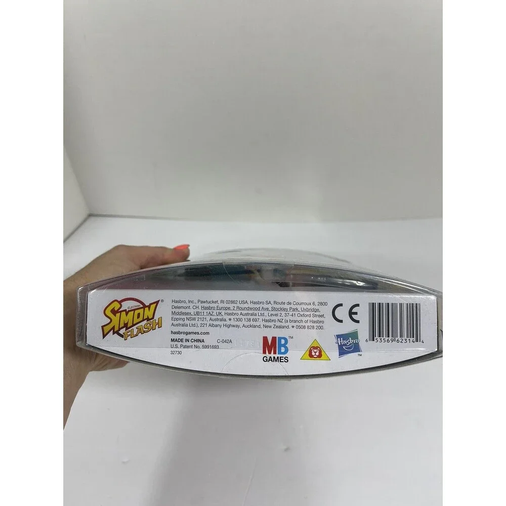 Hasbro Electronic Simon Flash Game NIP
